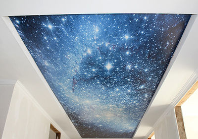 Глянцевый натяжной потолок с фотопечатью Галактика 320 см