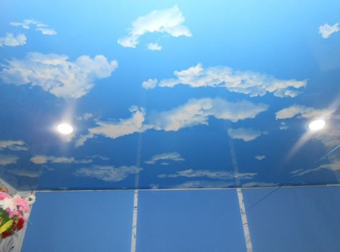 Глянцевый натяжной потолок с фотопечатью Облака 320 см