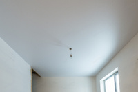 Установка натяжного потолка в спальню полотно белое после замера 1 м.кв