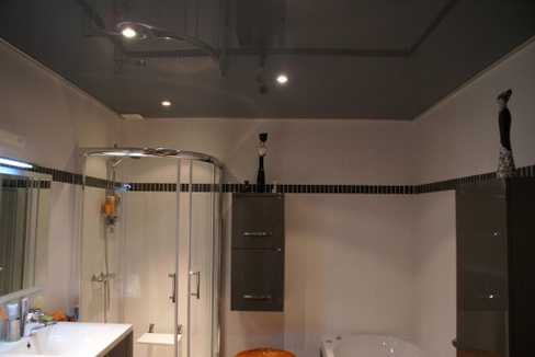 Установка натяжного потолка в ванную и туалет совмещенная