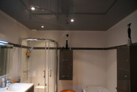 Установка натяжного потолка в ванную и туалет совмещенная