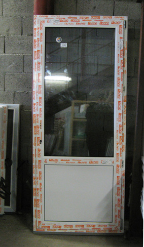 Дверь входная пластиковая с однокамерным стеклопакетом 2050-870