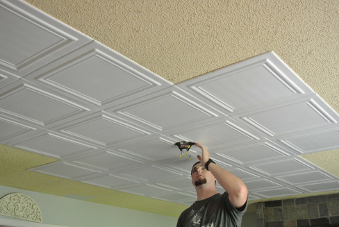 Монтаж клеевой плитки на потолок