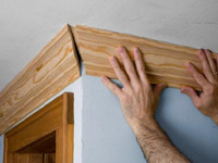 Монтаж уголка деревянного по потолку