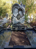 Семейный гранитный памятник на кладбище
