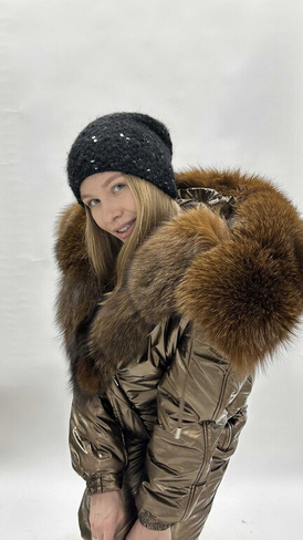 Женский зимний костюм для прогулок: куртка бомбер с мехом блюфроста в цвете золото - Шапка ушанка с мехом